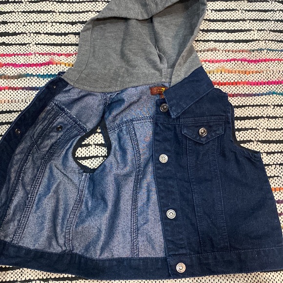 7 Seven Boys Hooded Denim Vest Size 2T - Picture 2 of 5